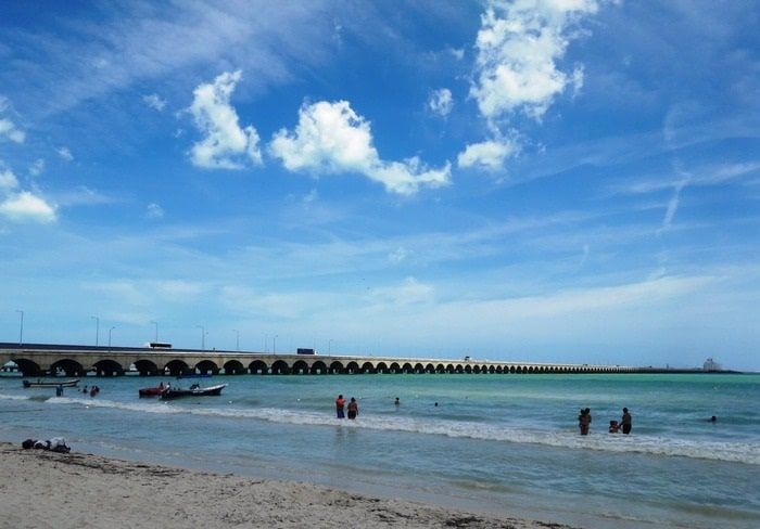 The beautiful beaches of Progreso, an open invitation to national and foreign visitors.