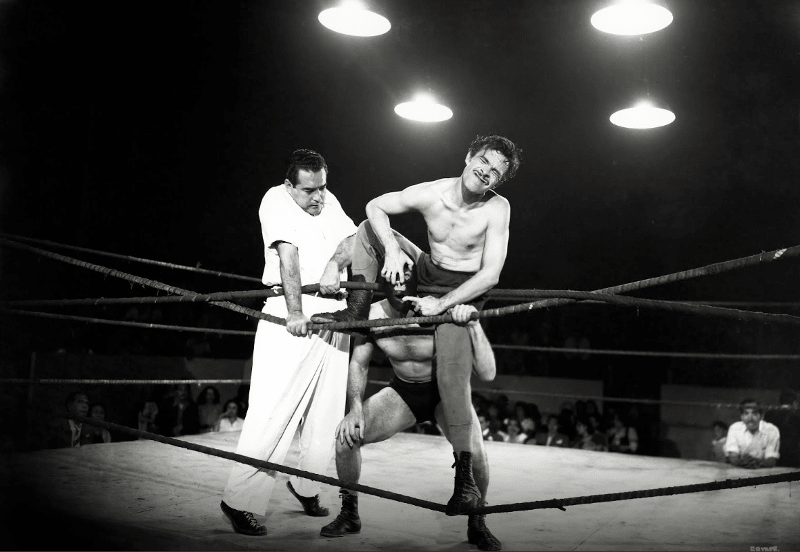 'Tin Tan' and Wolf Ruvinskis in a scene (1949) 
