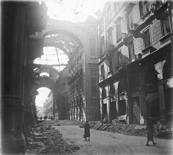 Milán después de la incursión de bombarderos.
