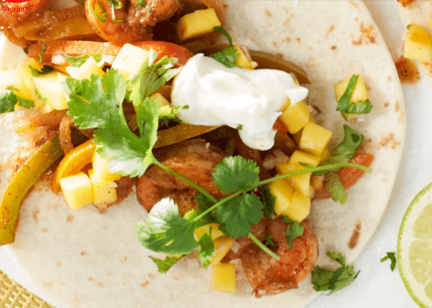 Tacos de langostinos con salsa de mango, rápidos y fáciles de preparar.