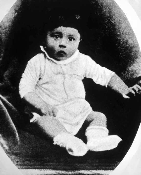 Adolf Hitler em bebé, foto tirada por J.F. Klinger de Brauna, Áustria, 1890