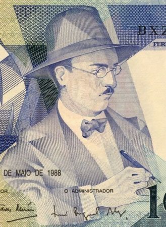 CIRCA 1988: Fernando Pessoa (1888-1935) em 100 Escudos 1988 Nota de Portugal