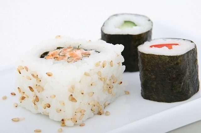 Receta de rollos de sushi de salmón y pepino