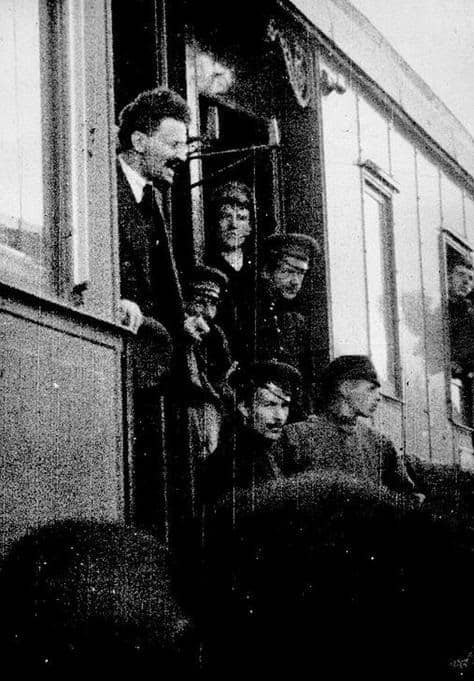 Chegada a Petrogrado em Maio de 1917. (Domínio Público)