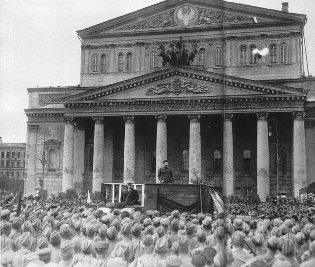 Trotsky arengando as tropas diante do teatro Bolshoi em Moscou