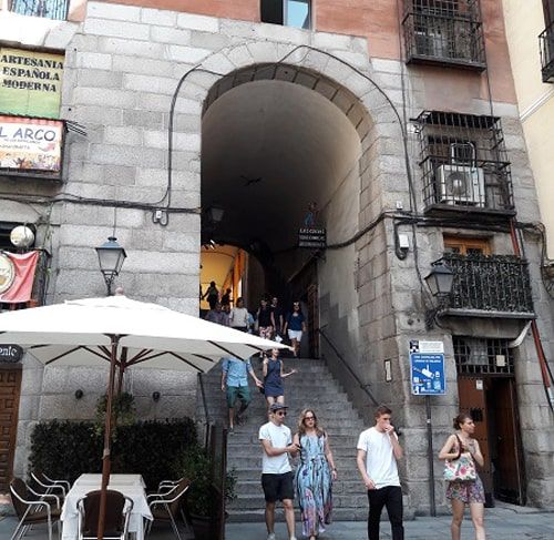 The famous Arco de Cuchilleros, one of the exits of the Plaza Mayor, bridges the unevenness of the place.