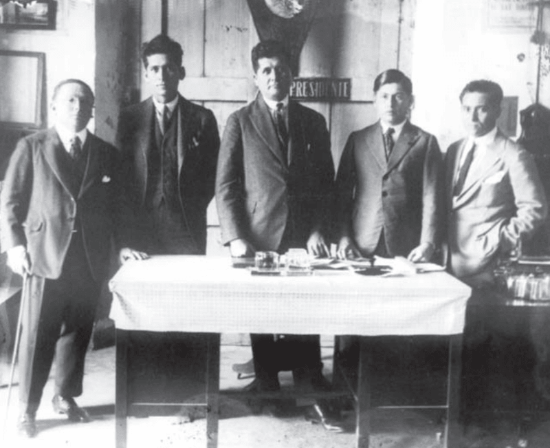 Felipe Carrillo Puerto and a group of professors. To his left, Mr. Antonio Gual García.