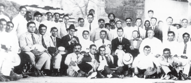 Participants in the I Workers' Congress. Felipe Carrillo Puerto, in black suit, with a child.