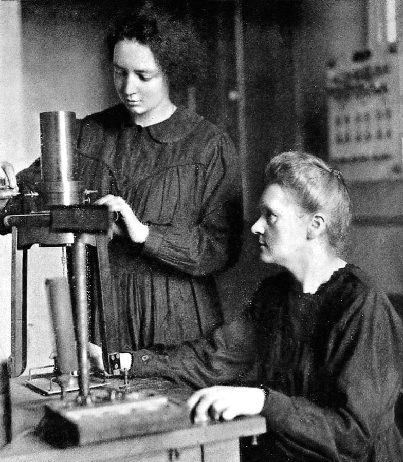 Marie Curie and her daughter Irène also devoted themselves to science and won the Nobel Prize in Chemistry in 1935.