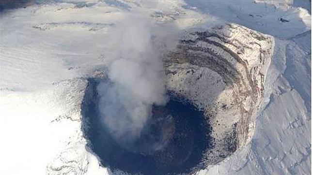 Explosions of the Popocatépetl volcano have excavated a 40-meter crater.