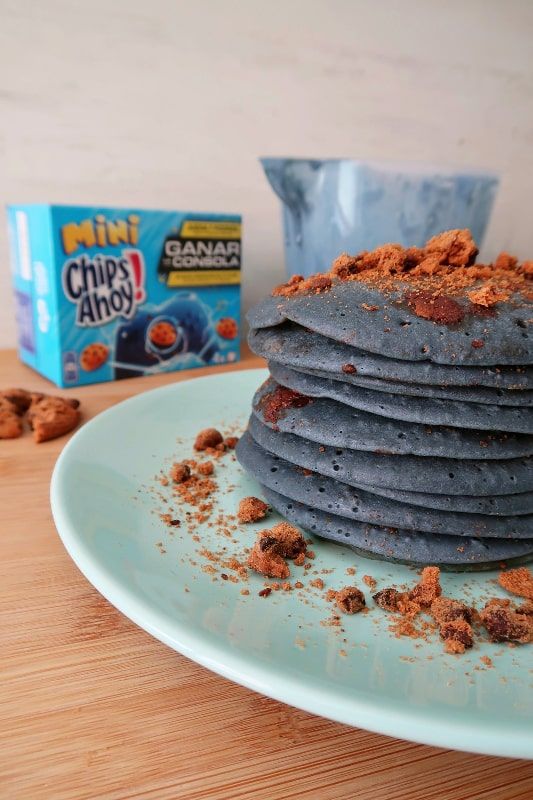 Sugar-free oatmeal pancakes with spirulina and blueberry powder and cookie crumbs - who's up for a snack?