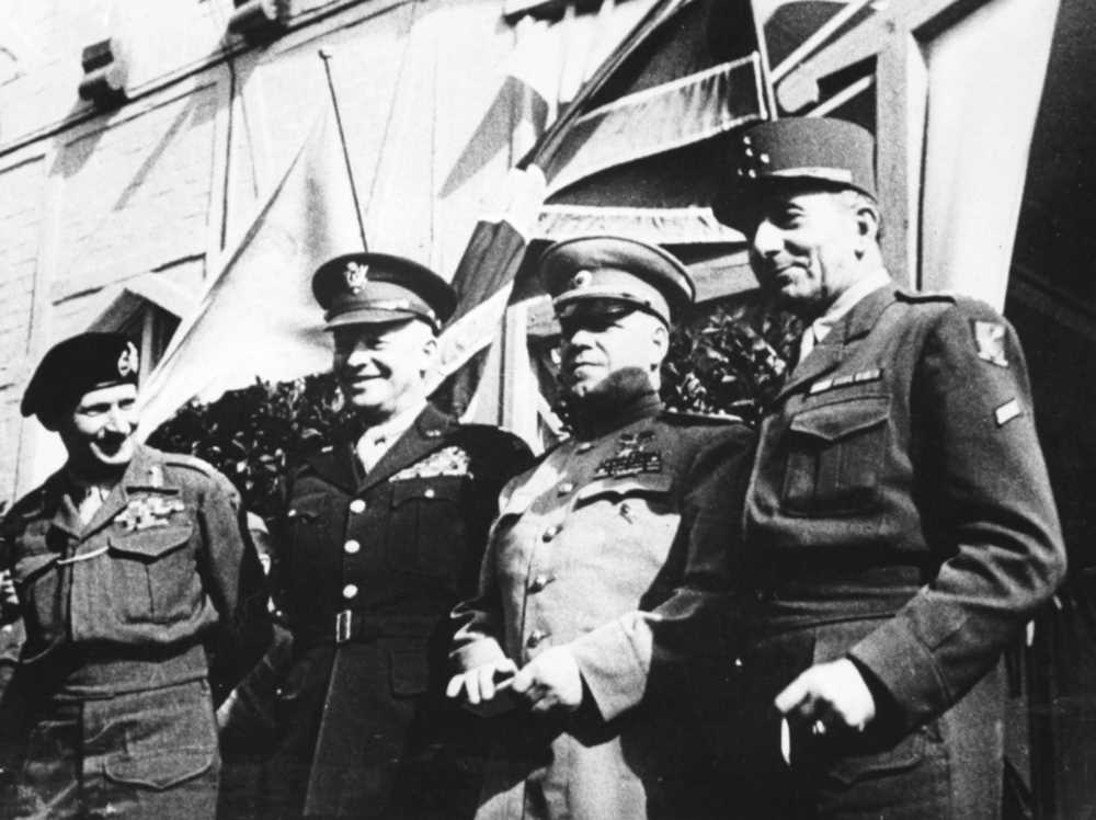 Alianccy generałowie Montgomery, Eisenhower, Żukow i Delattre de Tassigny w Berlinie (maj 1945).