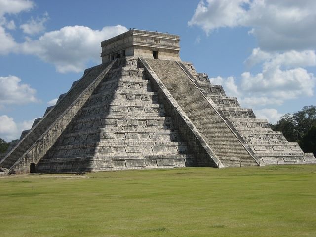 El Castillo, the iconic pyramid-shaped structure in Chichén Itzá.