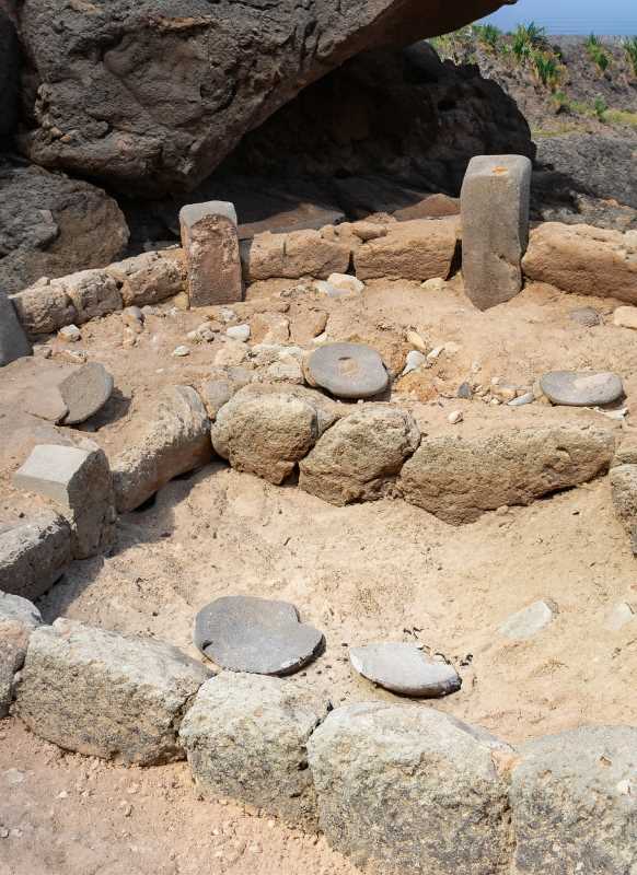 An archaeological dig at Bahía de Los Ángeles reveals ancient stone tools.