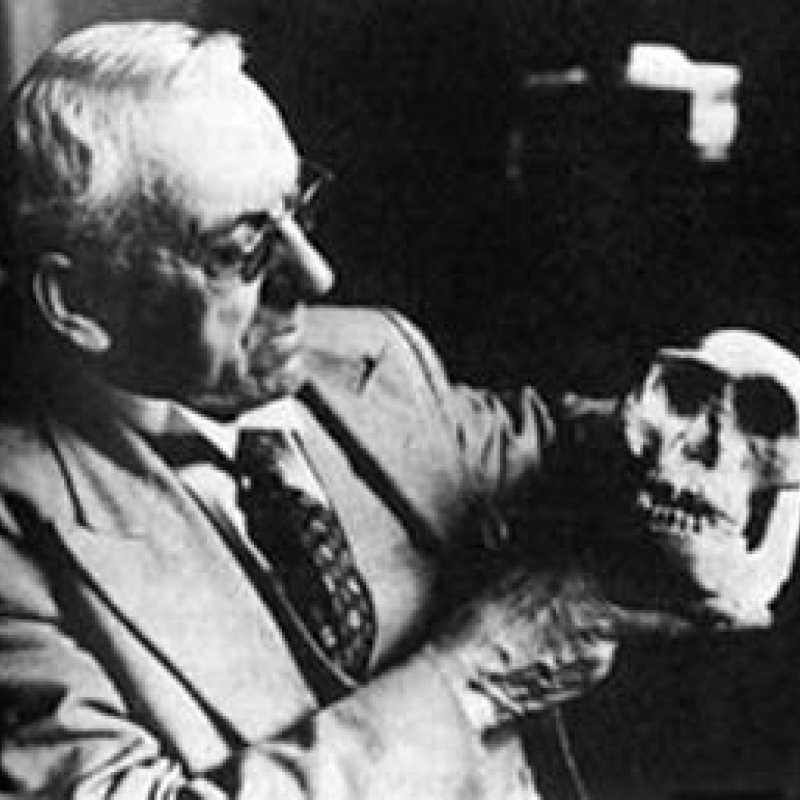 Robert Broom, holding his landmark find, the Plesianthropus robustus skull.