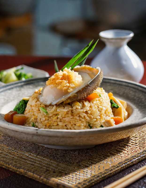 Uma obra-prima da culinária: arroz frito com abalone banhado pelo sol - um toque extraordinário em um clássico.