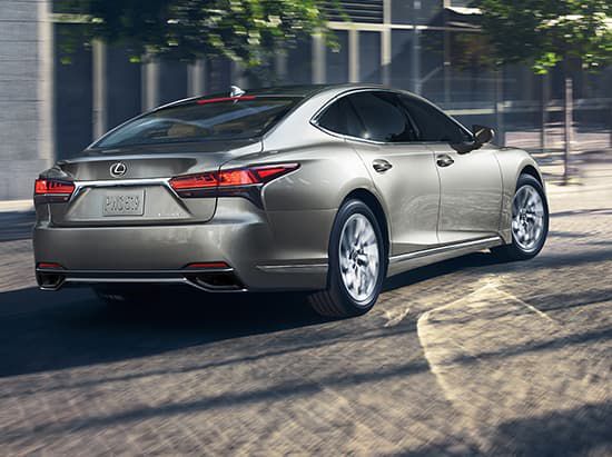 Which Lexus luxury cars are available in Mexico?