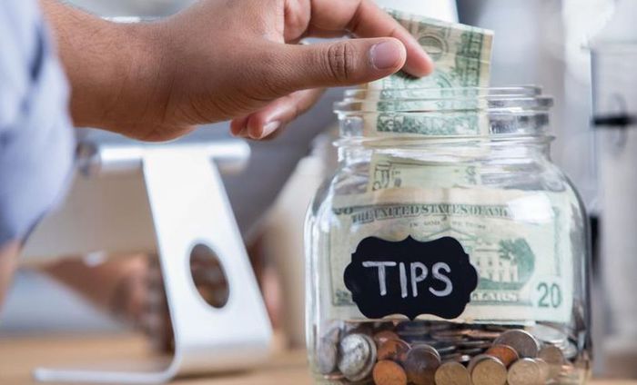 Is it mandatory to tip in restaurants in Mexico?