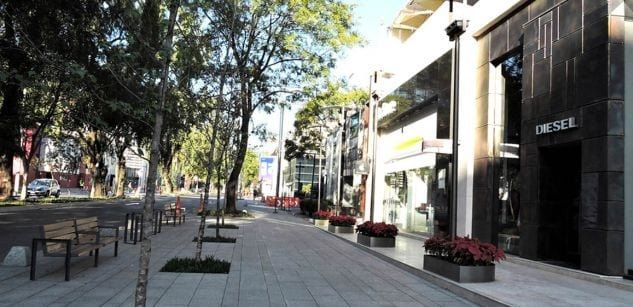Coronavirus shuts down Mexico's most luxurious avenue
