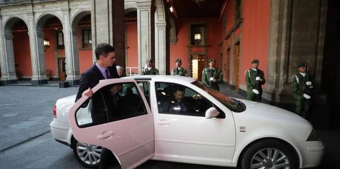 The president of Spain gets on the white Jetta of AMLO