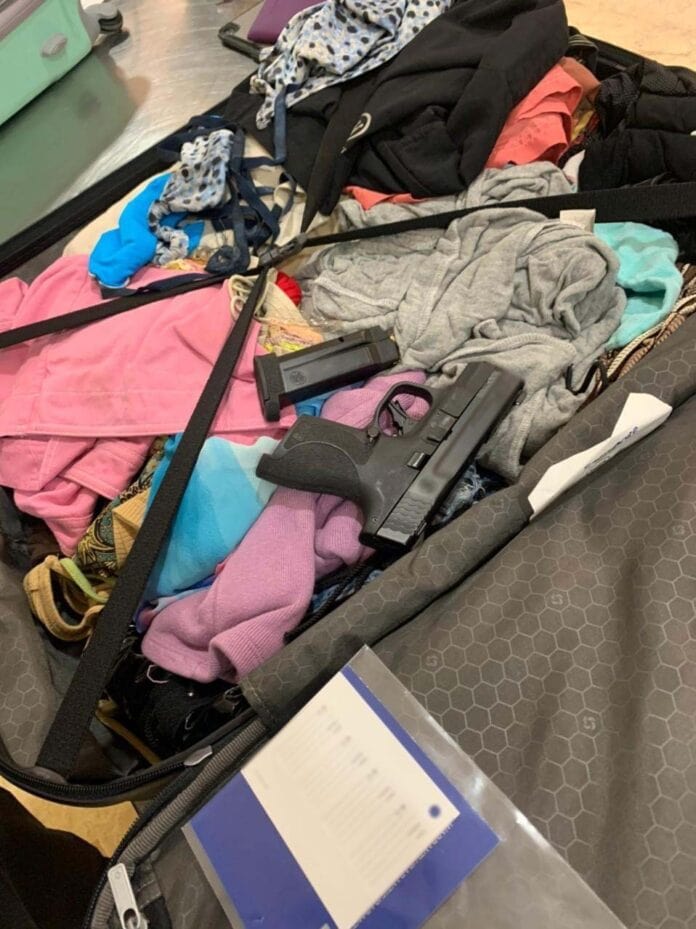 Two women were arrested after arriving by plane to Cancun with weapons in their luggage