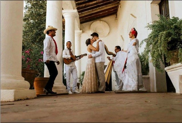 White dresses and hats: Why enjoy love in Veracruz?