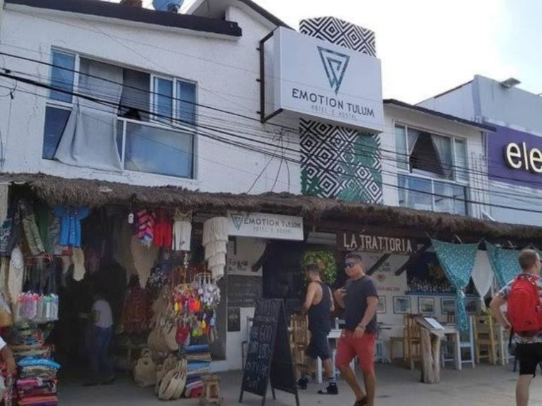 A cleaning lady finds a dead person in a hostel in Tulum