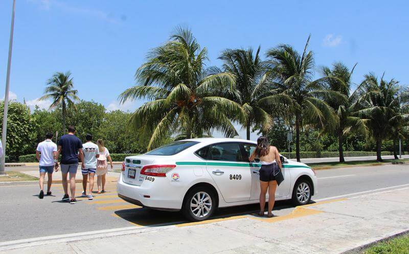 These signs tell you whether or not a Cancun cab is on or off duty