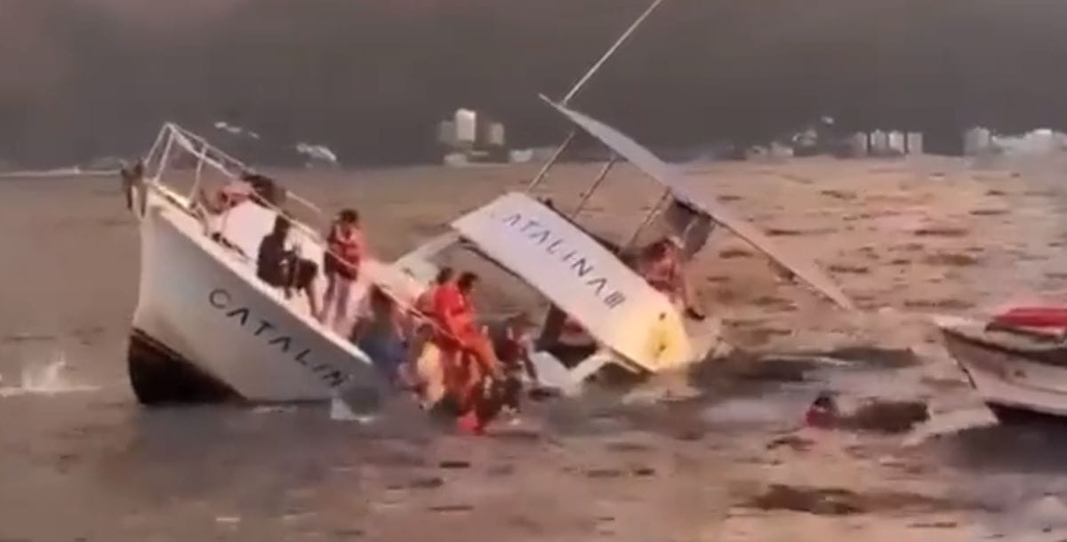 Passengers Rescued After Boat Sinks in Puerto Vallarta