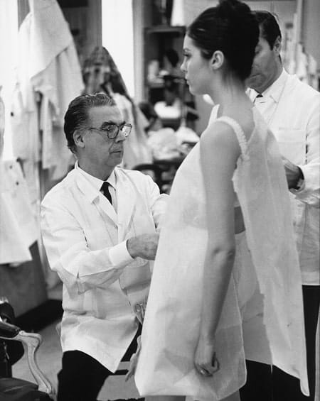 Balenciaga aan het werk in zijn atelier. Parijs, 1968.