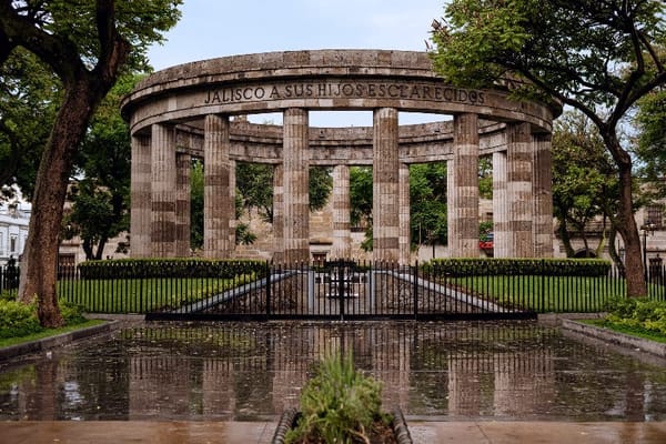Circular monument supported by 17 columns. It houses the remains of outstanding Jalisco citizens.