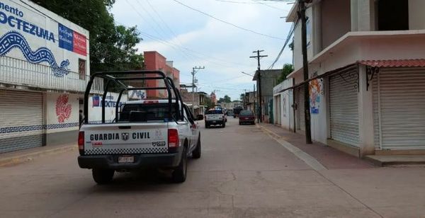 Eight civilians were killed and 4 vehicles were abandoned or burned, following armed clashes in Tuzantla, Michoacan.