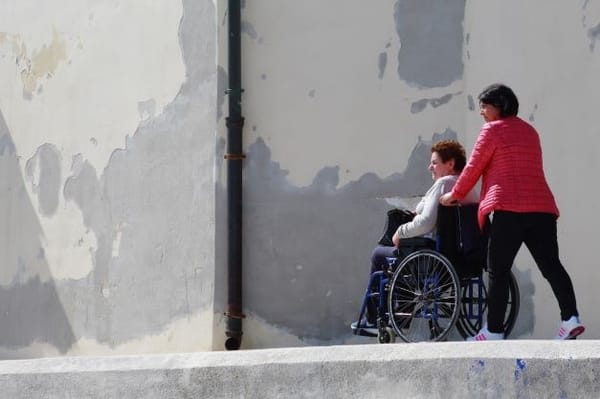 In the event of an earthquake, what should you do and how can you assist persons who use wheelchairs?