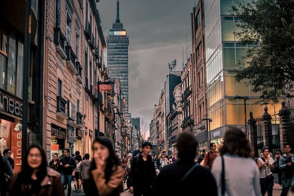 The mobility issues in Mexico City can be mitigated with the use of private apps.