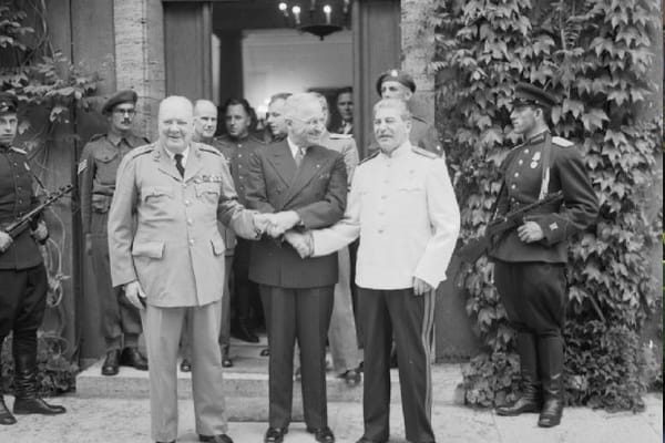 De Grote Drie: Churchill, Truman en Stalin, op de conferentie van Potsdam (augustus 1945).