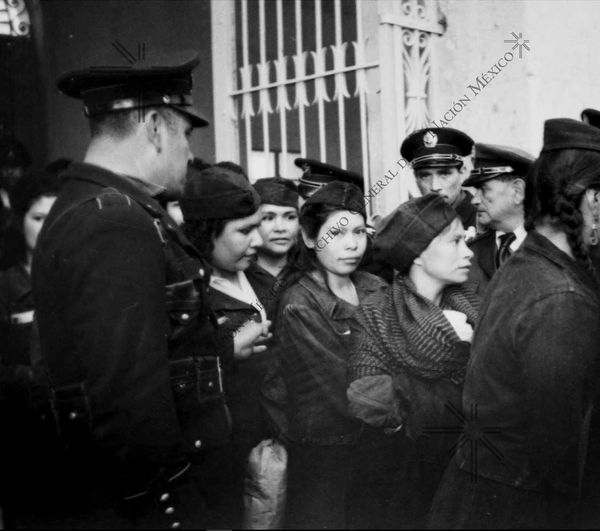 Transfer of women prisoners at Lecumberri.