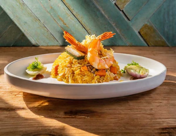 Geniet van elke hap garnalen en rijst met groenten - waar smaak en plezier samenkomen in één gerecht.
