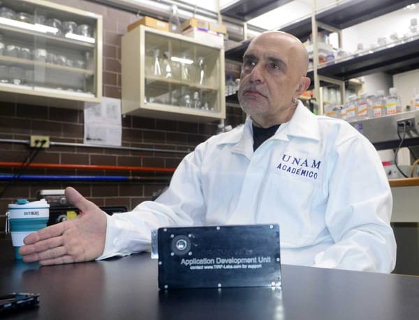 Dr. Vaca Domínguez proudly displays his pocket-sized molecular diagnostic machine.
