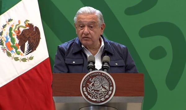 El Presidente López Obrador pronuncia un discurso en un podio durante una conferencia matutina en Baja California Sur.