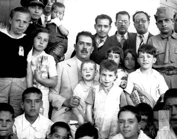 Lázaro Cárdenas with Spanish children.