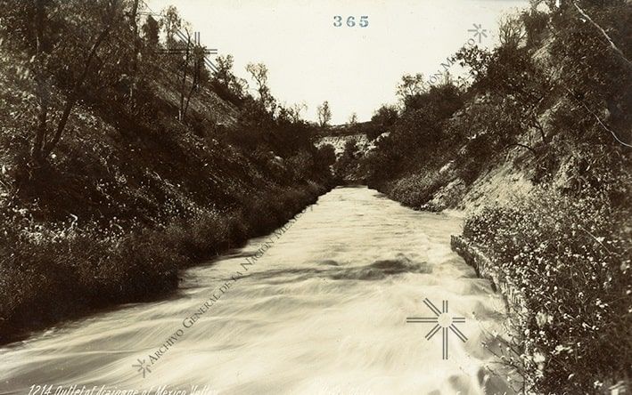 View of the Mexico City drainage canal (1901).
