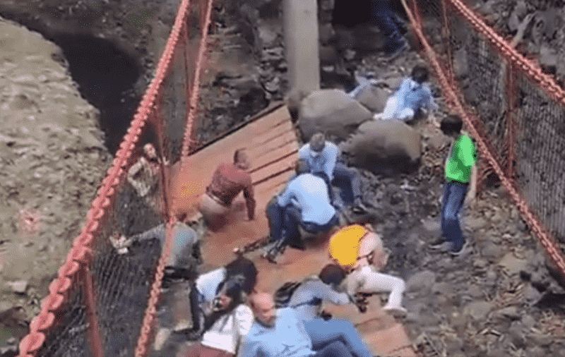 Cuernavaca suspension bridge collapses during reopening; mayor and officials fall.
