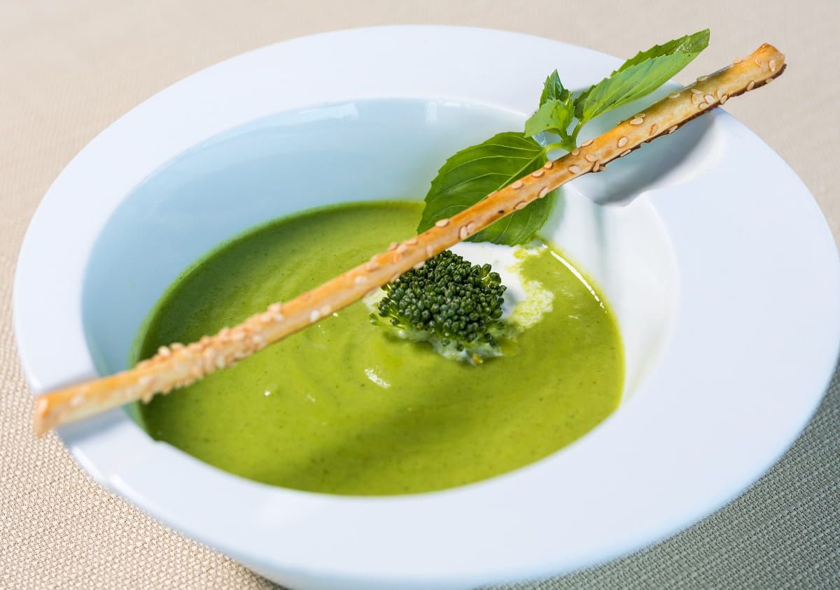 A simple and effective way to prepare zucchini cream soup.