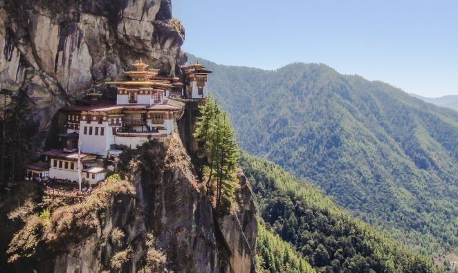 Visitando o distante reino do Butão, empoleirado no topo do imponente Himalaia.