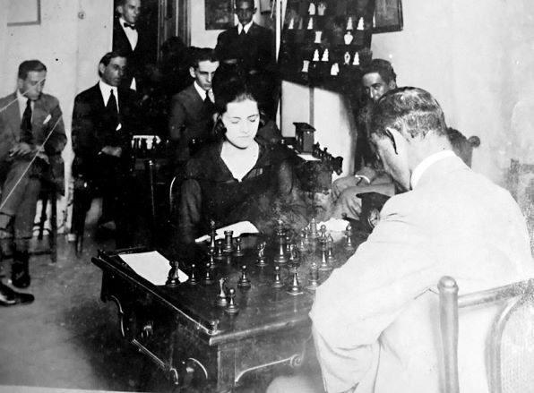María Teresa Mora Iturralde playing chess, 1921.