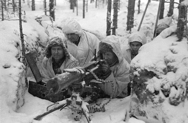 Finnish soldiers with a Maxim M/32-33 machine gun in the present-day Russian partition of Pítkiarantala.
