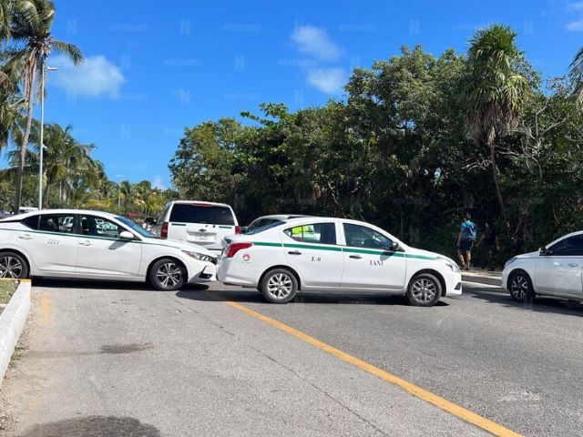 Tourists are forced to move by their own means due to the cab drivers' blockade in Cancun's Hotel Zone.