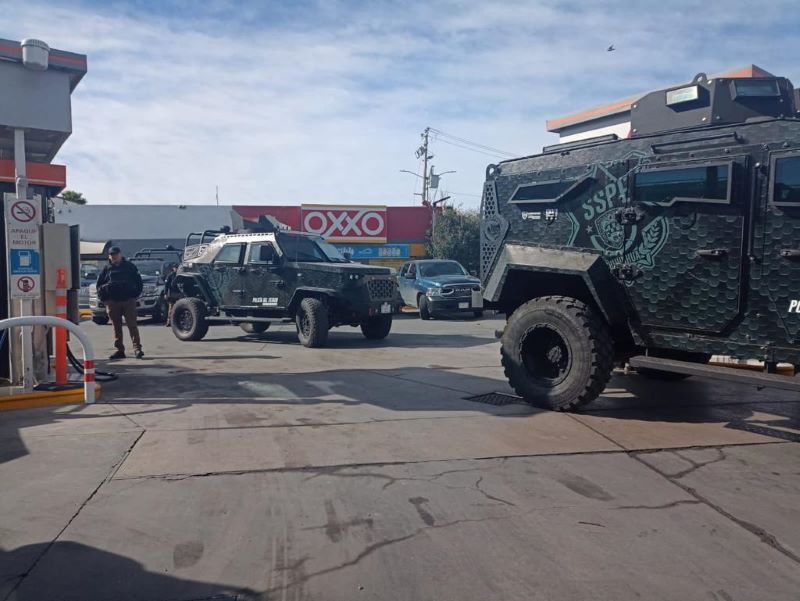 Commando frees 24 Juarez prison inmates, kills 15 people.