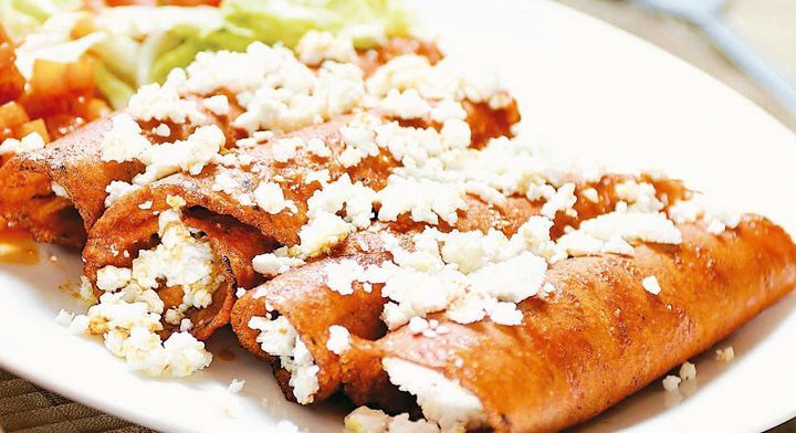 Enchiladas are a typical Mexican dish made with corn tortillas, bathed in a sauce, spicy or not.
