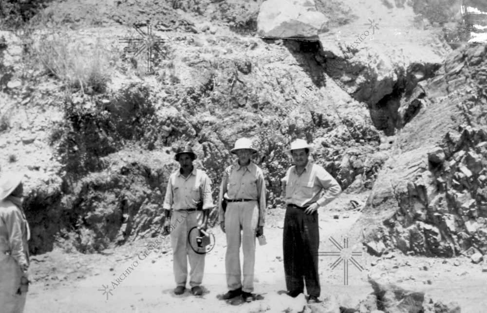 Personnel of the National Nuclear Energy Commission outside tunnel number 2 of the El Muerto mine, Oaxaca, 1957.